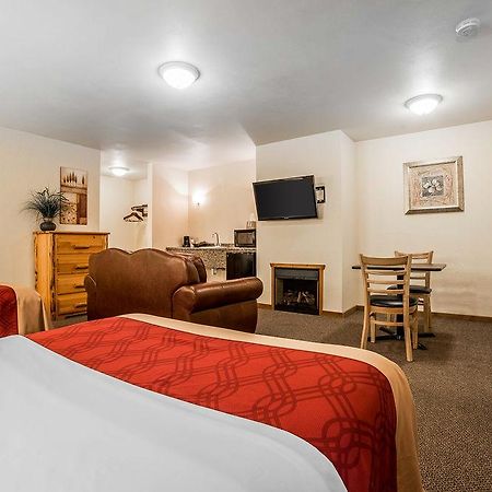 Econo Lodge Inn & Suites Kalispell - Glacier National Park Gateway Exterior photo