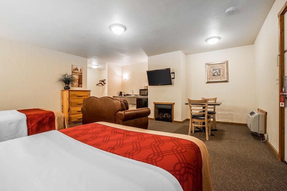 Econo Lodge Inn & Suites Kalispell - Glacier National Park Gateway Exterior photo