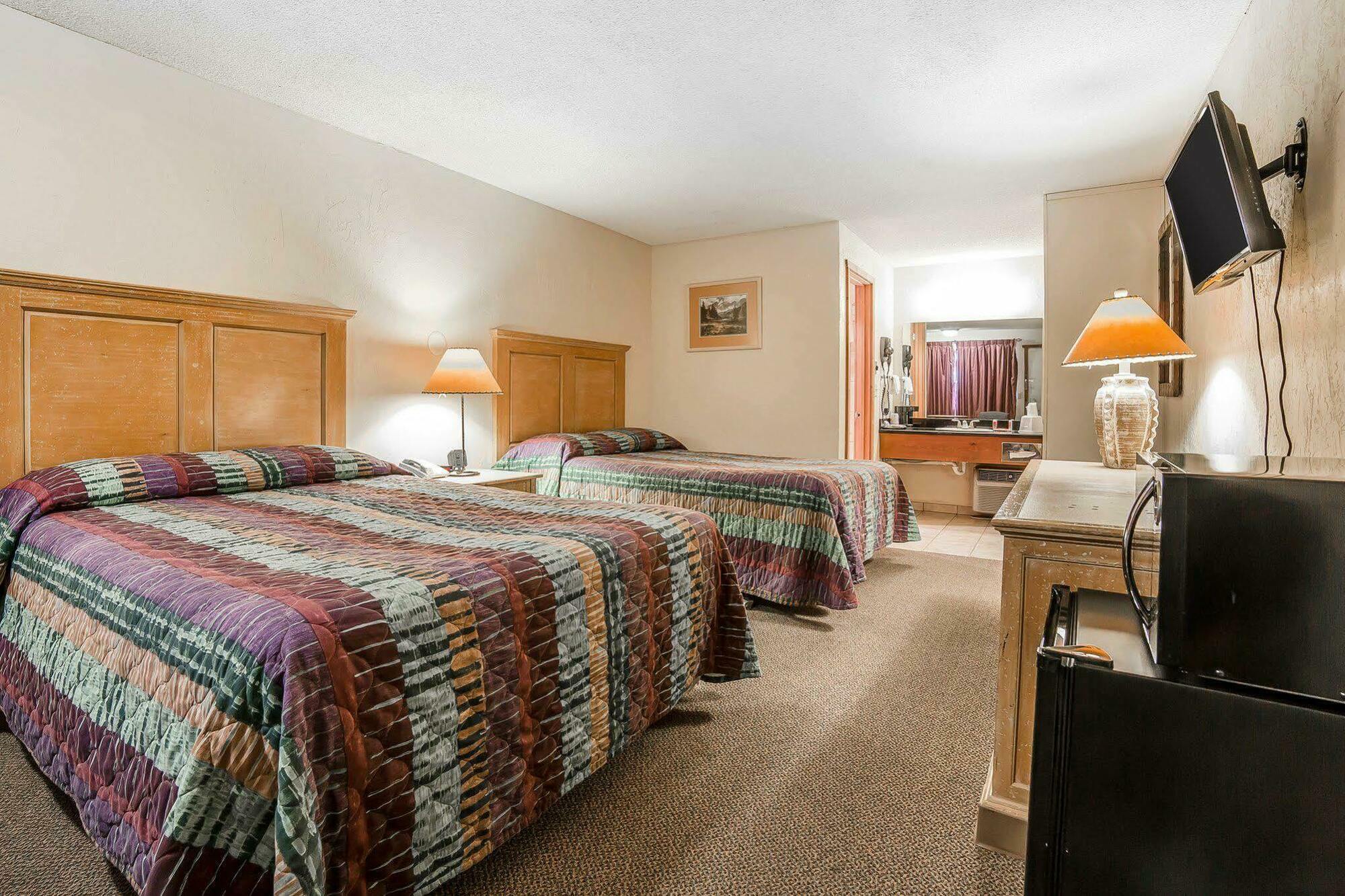 Econo Lodge Inn & Suites Kalispell - Glacier National Park Gateway Exterior photo